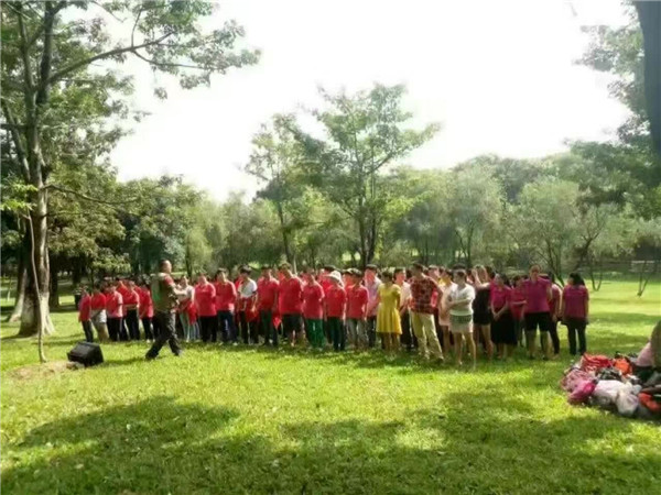 东莞市三匠工艺制品450人齐聚松湖生态园